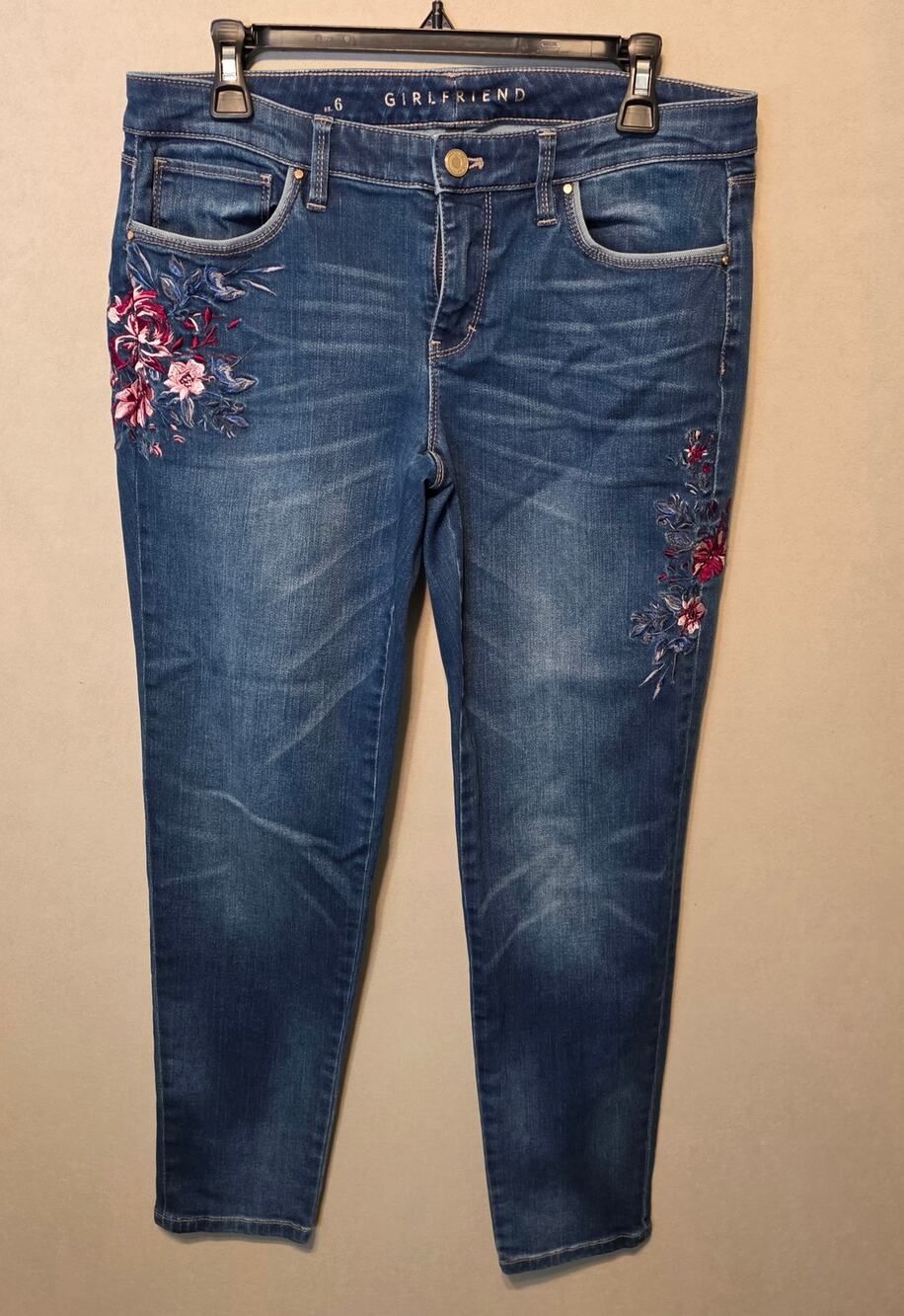 White House Black Market Girlfriend Jeans floral embroidery size W33'' L35"